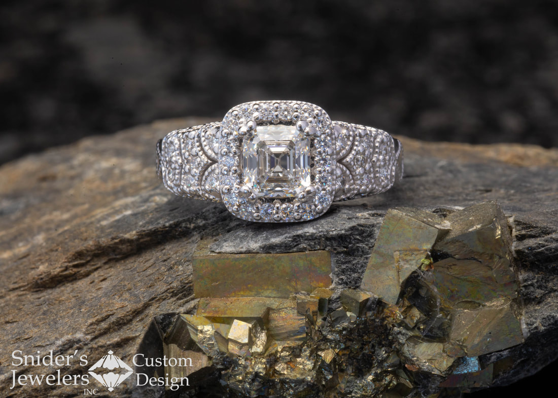 Picture of a White Gold Vintage Ring with Diamonds